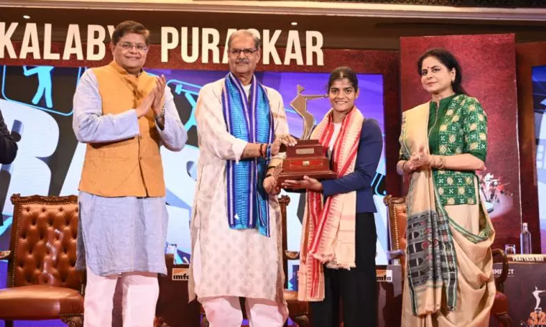 Odisha swimming star Pratyasa Ray honoured with 32nd Ekalabya Puraskar Odisha swimming star Pratyasa Ray honoured with 32nd Ekalabya Puraskar