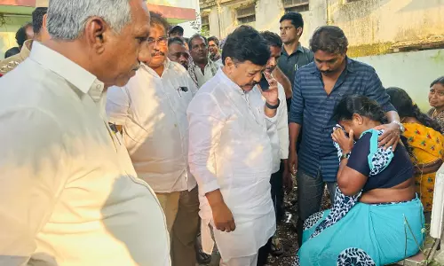 4 people electrocuted in Andhra Pradesh while installing flexi banner