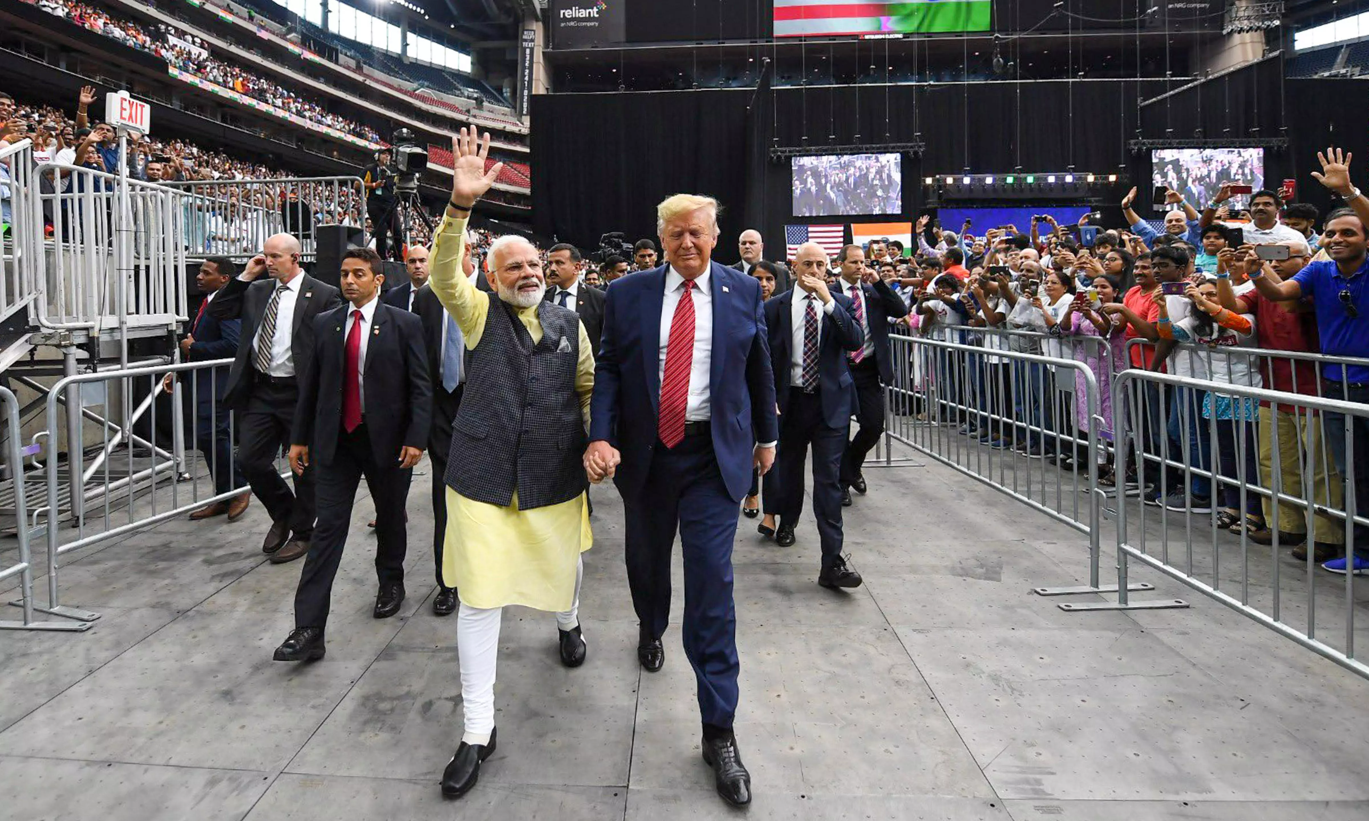 PM Modi, US President-elect Trump commit to strengthening bilateral ties in phone call: MEA PM Modi, US President-elect Trump commit to strengthening bilateral ties in phone call: MEA