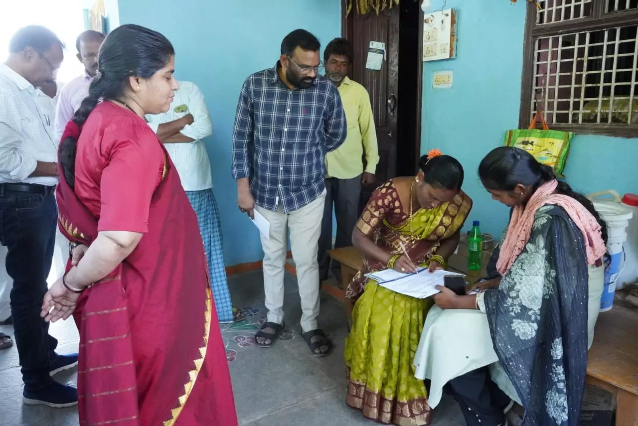 Enumerators facing uphill task during caste survey Enumerators facing uphill task during caste survey