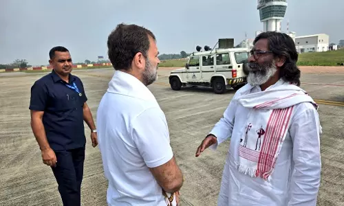Rahul, Soren Show Unity Ahead of Jharkhand Polls