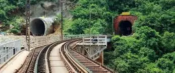 Madhya Pradesh: Police Officer Severely Injured by Train While Clearing Tracks Madhya Pradesh: Police Officer Severely Injured by Train While Clearing Tracks