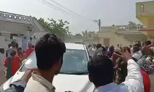 Collector, staff beaten up in Vikarabad