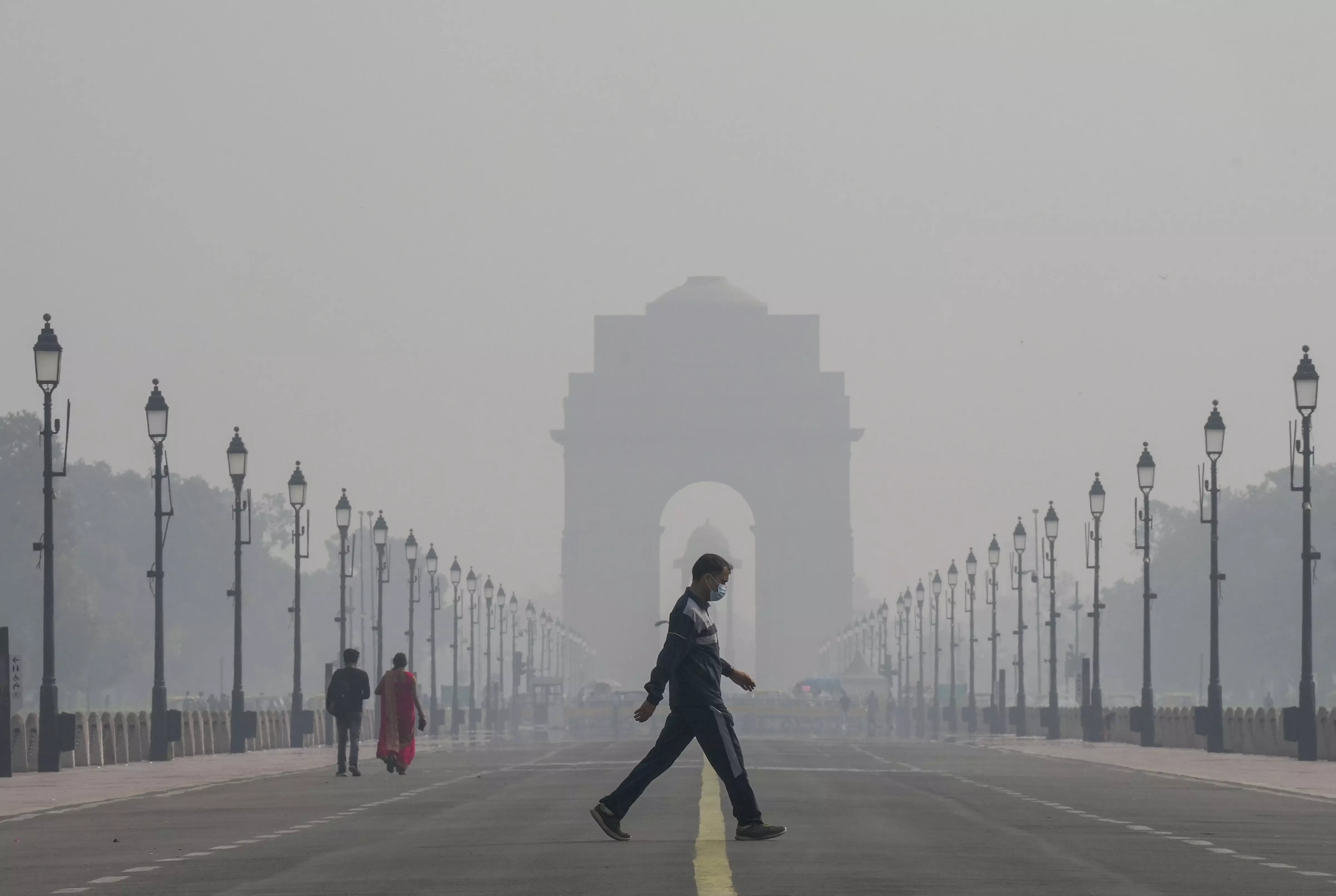 Delhi chokes as AQI remains above 300 Delhi chokes as AQI remains above 300