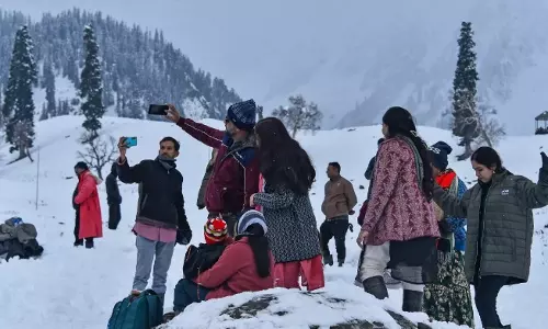 Kashmir welcomes seasons first snowfall