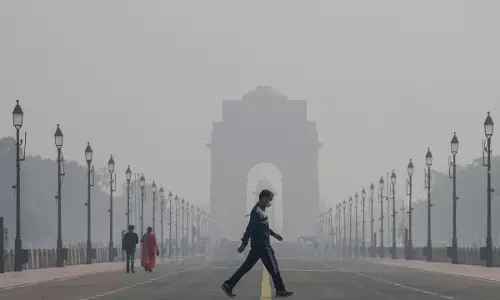 Delhi chokes as AQI remains above 300