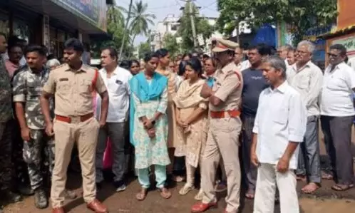 Tension mounts as villagers demand shifting of dumping yard from Bandarulanka village