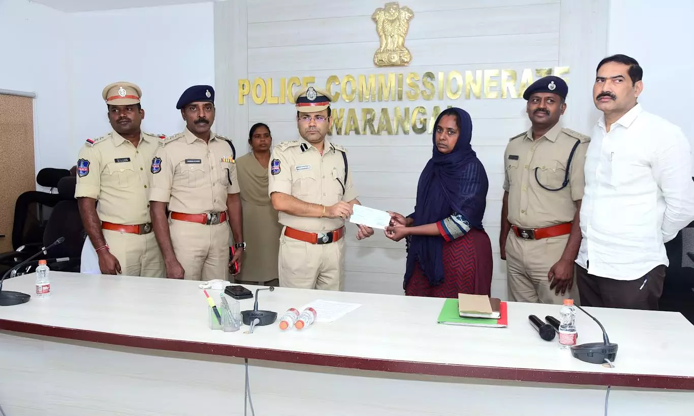 Top woman Maoist Manjula surrenders before Warangal CP