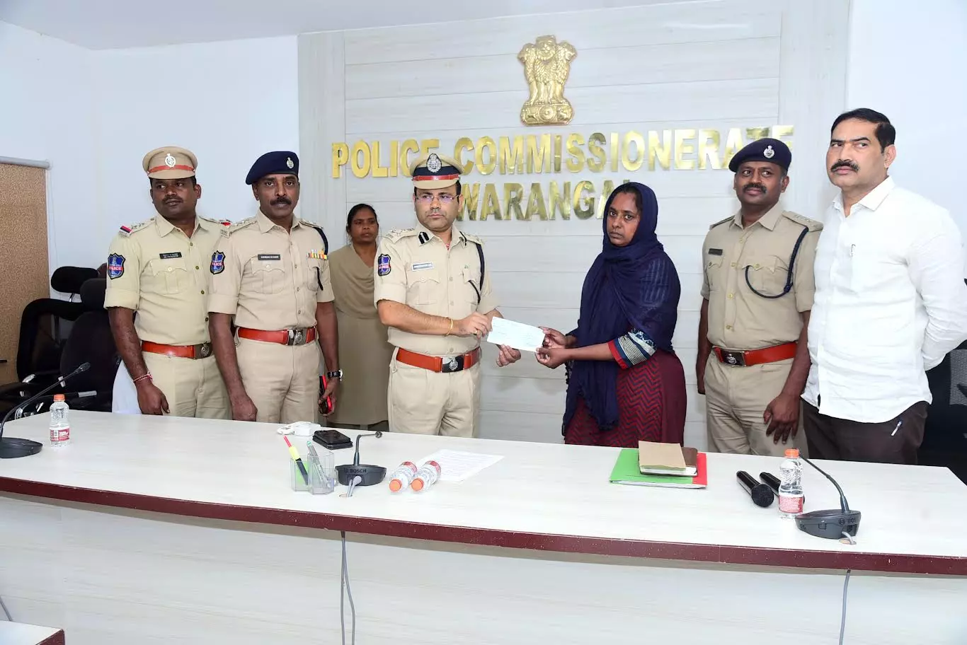 Top woman Maoist Manjula surrenders before Warangal CP Top woman Maoist Manjula surrenders before Warangal CP