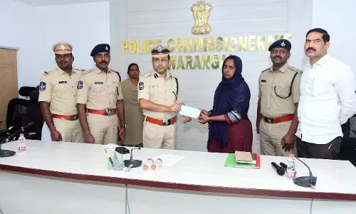 Top woman Maoist Manjula surrenders before Warangal CP