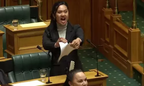 New Zealand MP stages haka, tears up bill