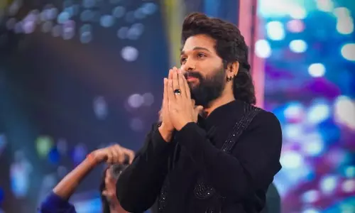 Allu Arjun bowls over fans in Patna Allu Arjun bowls over fans in Patna