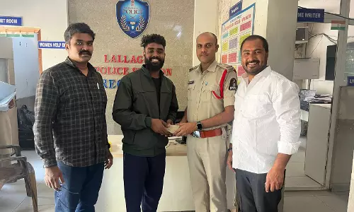 Hyderabad: Lineman hands over bag with Rs 2 lakh to police