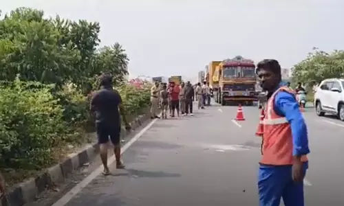 Female Aghori holds protest on NH in Mangalagiri Female Aghori holds protest on NH in Mangalagiri