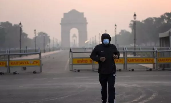 Delhis pollution curbs hit construction workers Delhis pollution curbs hit construction workers