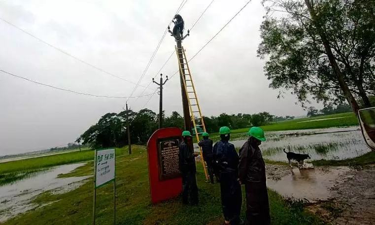 Odisha: Govt employee suspended for demanding bribe from cyclone victims Odisha: Govt employee suspended for demanding bribe from cyclone victims