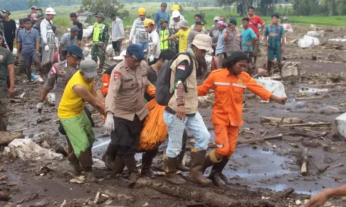 Landslide and Floods in Indonesia Kill 16, 6 Missing