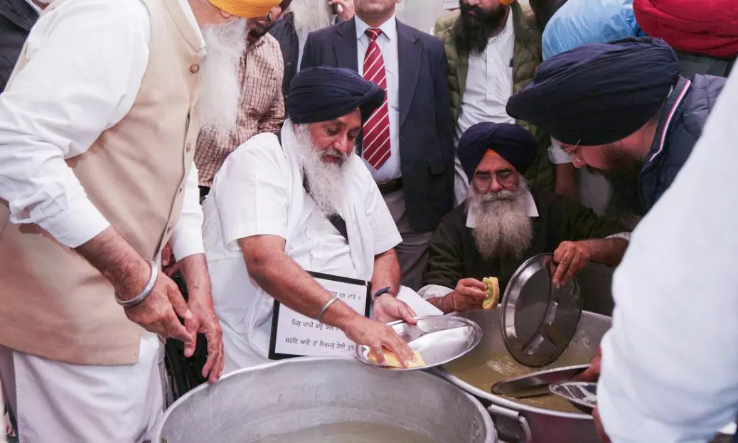 Sukhbir Badal performs sewadar duty at Takht Kesgarh Sahib Sukhbir Badal performs sewadar duty at Takht Kesgarh Sahib