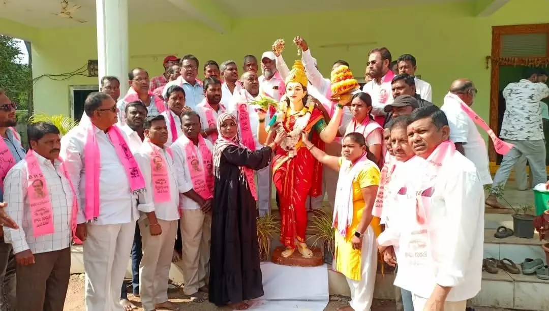BRS protests against Congress govt over Telangana Thalli statue design