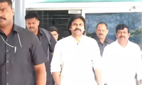 Pawan Kalyan reaches Allu Arjuns Jubilee Hills residence