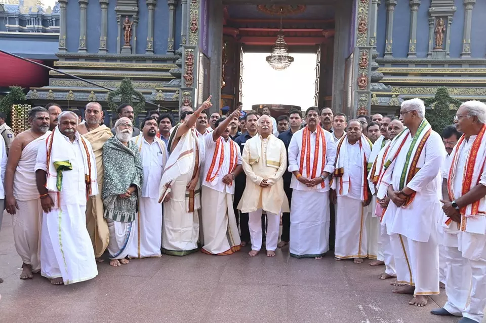 Andhra Pradesh: RSS Chief Offers Prayers to Goddess Durga