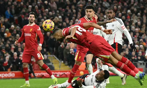 10-man Liverpool draws with Fulham, but Arsenal fails to take advantage