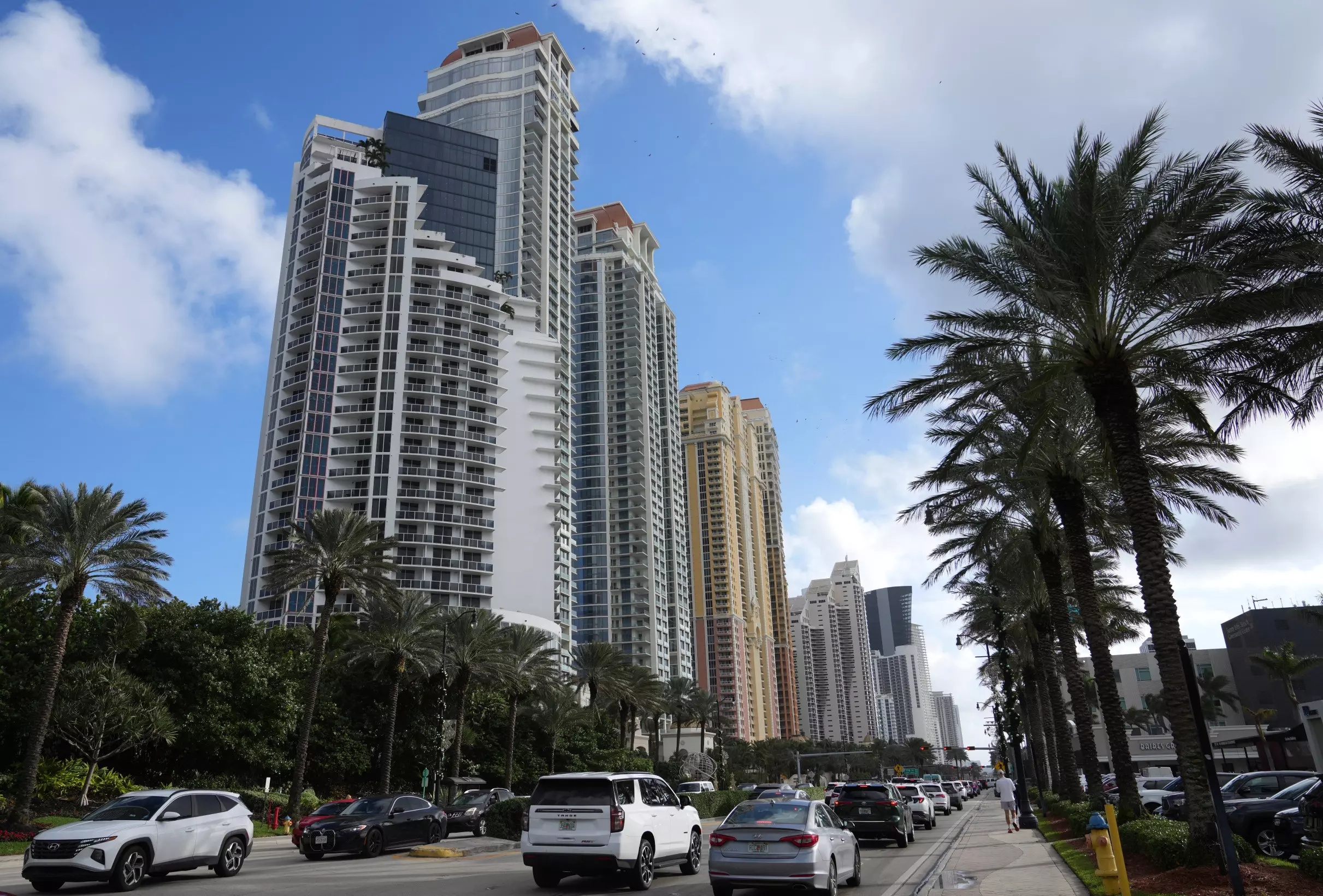 About 3 dozen high-rise buildings in South Florida are sinking About 3 dozen high-rise buildings in South Florida are sinking