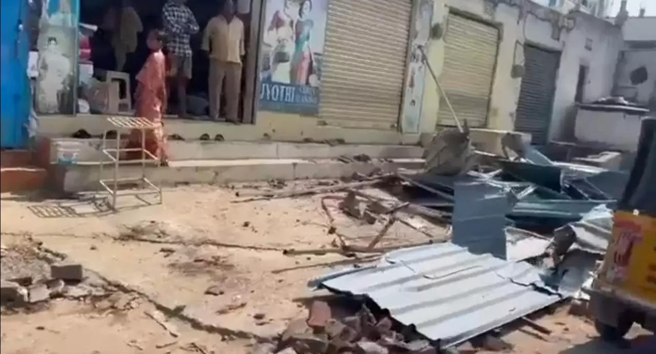 Shops on pavements razed in Mailardevpally Shops on pavements razed in Mailardevpally
