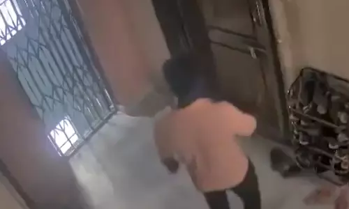 Man Rings Doorbell, Snatches Gold Chain from Woman in Hyderabad