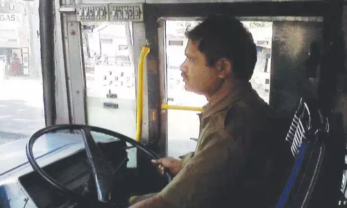 Tamil Nadu: State-Owned Bus Drivers to Face 29-Day Suspension for Mobile Phone Use While Driving