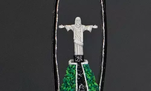 Sculptor replicates Christ the Redeemer in a needle’s eye