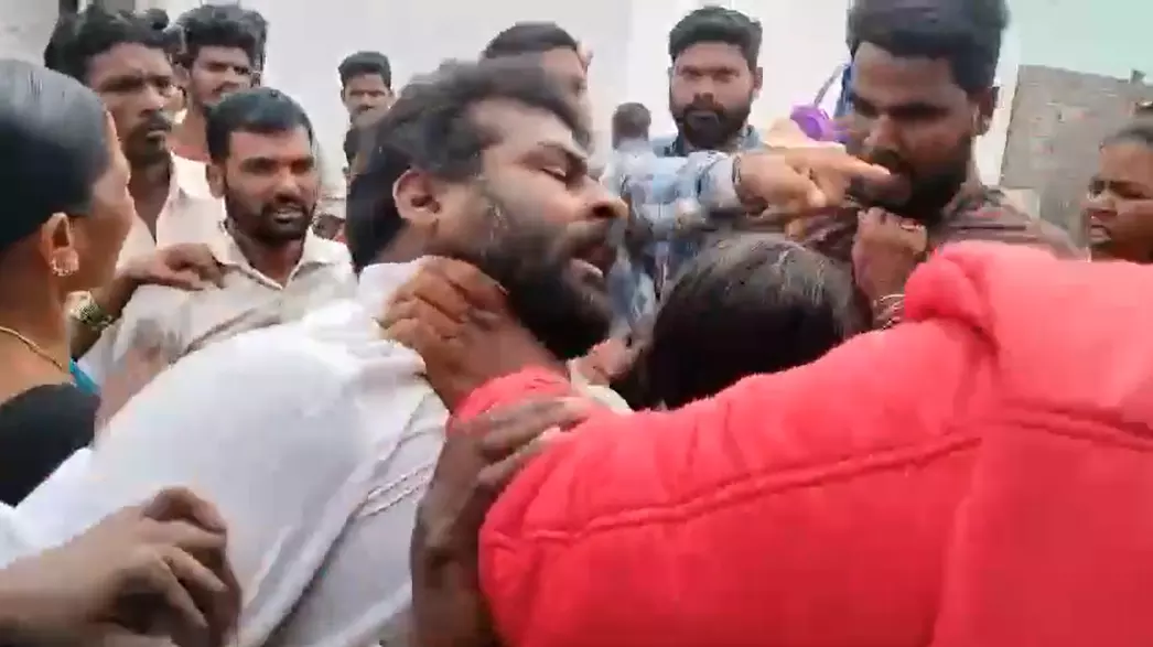 Kapra revenue inspector assaulted by encroachers in Jawahar Nagar Kapra revenue inspector assaulted by encroachers in Jawahar Nagar