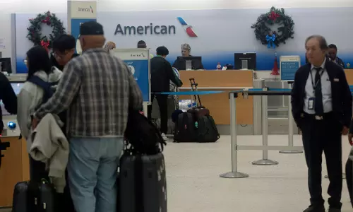 Heavy travel day off to a rough start after American Airlines briefly grounds all flights