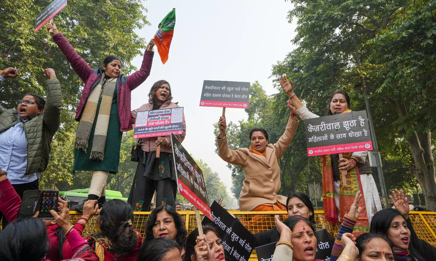 BJP Mahila Morcha protests near Kejriwals house over Mahila Samman scheme