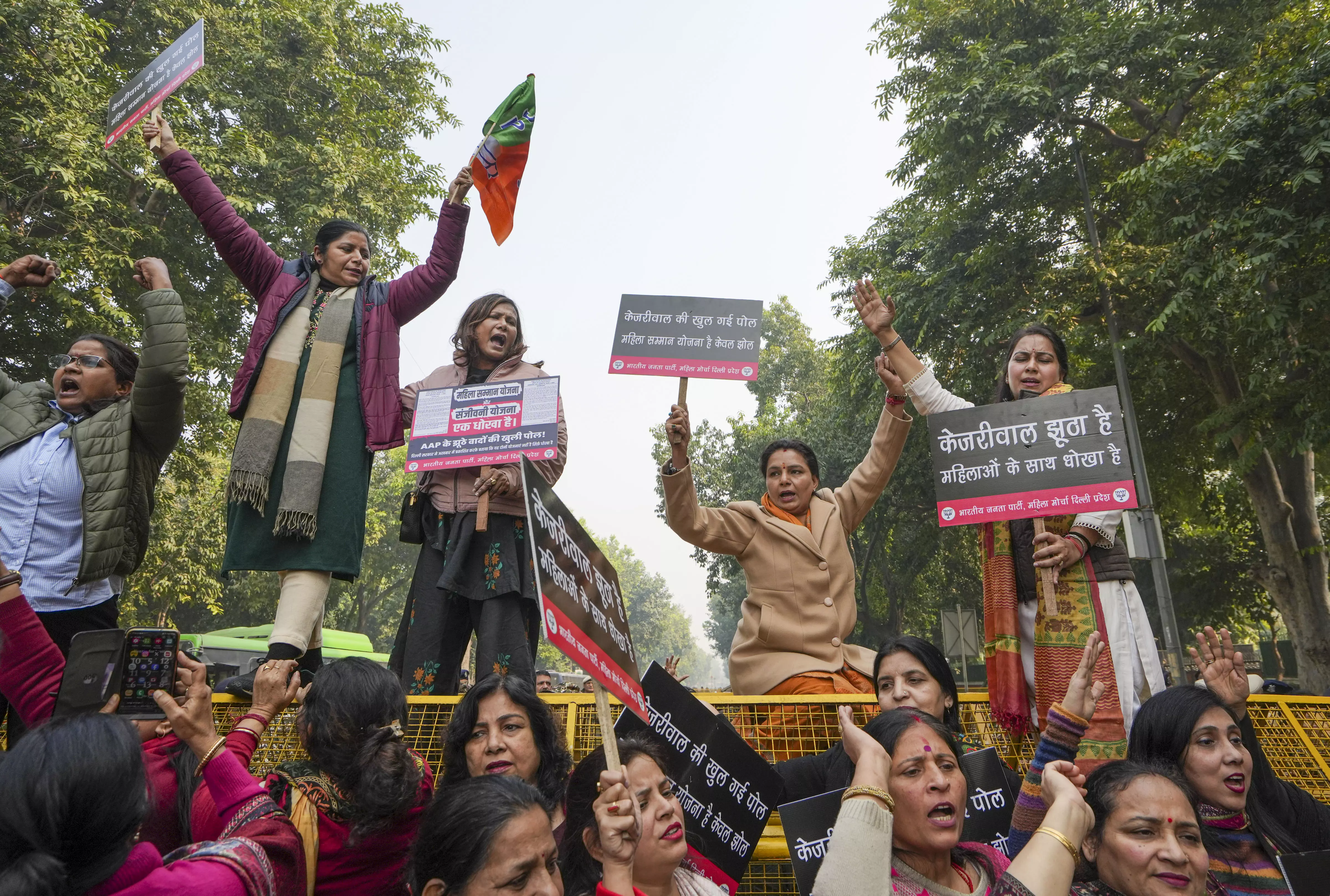 BJP Mahila Morcha protests near Kejriwals house over Mahila Samman scheme