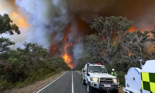 Heat wave sparks wildfire warnings in Southern Australia