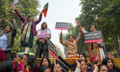 BJP Mahila Morcha protests near Kejriwals house over Mahila Samman scheme