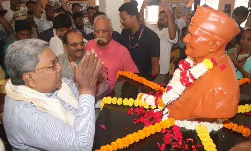 Chief Minister Siddaramaiah inaugurates Gangadhar Deshpande memorial
