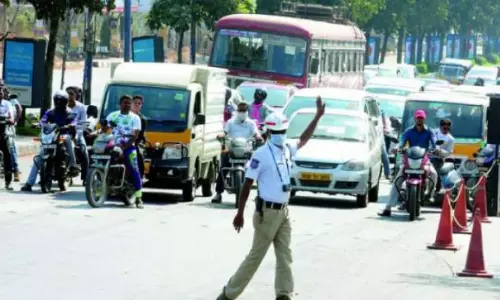 Traffic Cops Alert Against Fake Messages on e-challan Discounts Traffic Cops Alert Against Fake Messages on e-challan Discounts