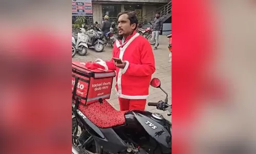 Santa Costume Row: Right-Wing Activists Confront Food Delivery Agent Santa Costume Row: Right-Wing Activists Confront Food Delivery Agent