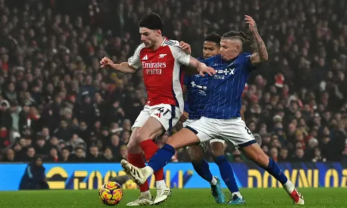 Arsenal moves up to second in the Premier League with a 1-0 win over Ipswich