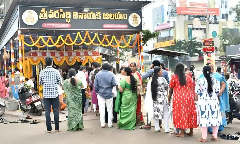 People Throng Temples on New Year Day People Throng Temples on New Year Day