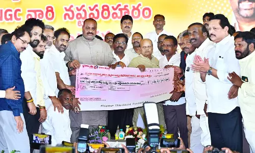 AP ministers distribute compensation of Rs 148 cr to fisherfolk