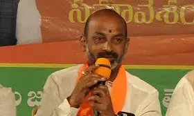 Congress cheating farmers in Rythu Barosa, says Bandi