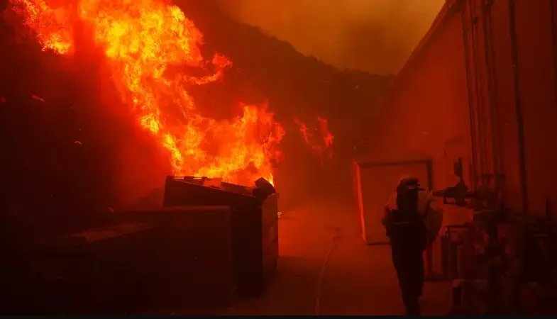 Wildfire rages through Los Angeles Hills, forcing mass evacuations Wildfire rages through Los Angeles Hills, forcing mass evacuations