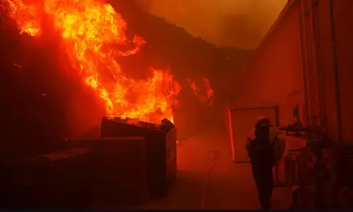 Wildfire rages through Los Angeles Hills, forcing mass evacuations