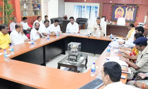 Naidu orders judicial probe into Tirupati stampede