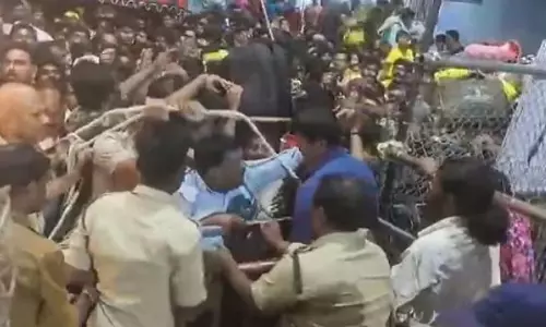 50 people died in stampede in past one decade, but no remedial action