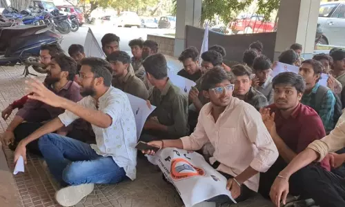 JNTUH students protest unhygienic conditions, lack of hostels