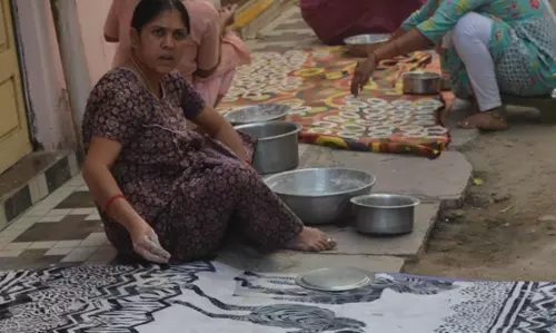 Women see ready-made Chakinalu in food outlets